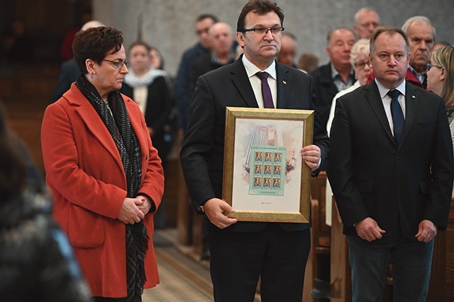 ▲	W procesji z darami przedstawiciele Poczty Polskiej wnieśli znaczki z obliczem Dzierżoniowskiej Pani, które rozpoczęły nową serię „Polskie Madonny”. 