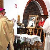 ▼	Biskup okadza nowe relikwie w kościele Mariackim.