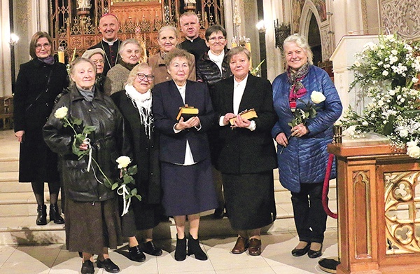 Bp Marek Solarczyk i ks. Piotr Walkiewicz z wdowami konsekrowanymi. W pierwszym rzędzie z krzyżem i brewiarzem (druga z prawej) Danuta Dulewicz, obok Elżbieta Senator.