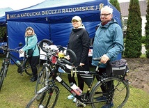 Beata Pawelec (z lewej) oraz Katarzyna i Jerzy Skórkiewiczowie przy sanktuarium w Wysokim Kole.
