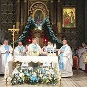 ▲	Dziękczynnej Eucharystii przewodniczył bp Andrzej Jeż, a koncelebrowali m.in. szczuciński proboszcz Zygmunt Warzecha i pochodzący ze Szczucina ks. prał. Grzegorz Bielaszka, pracujący w papieskiej dyplomacji.