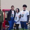 	Młodzi pomagają w Środowiskowym Domu Samopomocy w Suszu w czasie konkursu „Modnie, muzycznie, kolorowo”.