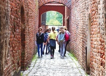 W czasie zabawy uczestnicy zwiedzali zaułki Starego Miasta. 