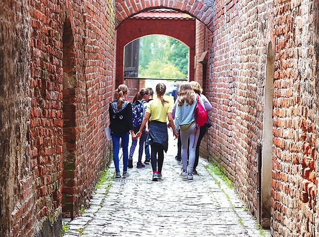 W czasie zabawy uczestnicy zwiedzali zaułki Starego Miasta. 