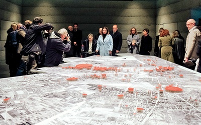 ▲	W Sali Świadectw prezentowana jest mapa lewobrzeżnej Warszawy z lotu ptaka, ukazująca skalę zniszczenia miasta.