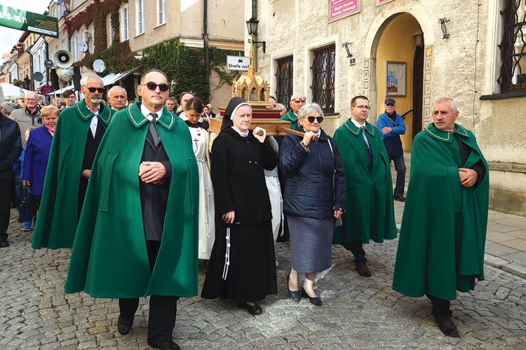 W procesji niesiono relikwie błogosławionego.