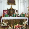 Uroczysta Eucharystia w kościele seminaryjnym.