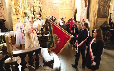 Sztandar szkoły poświęcił biskup ordynariusz.