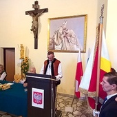 ▲	Tadeusz Rafacz, przewodniczący Rady Powiatu Nowotarskiego, odczytuje uzasadnienie decyzji zaakceptowanej przez Stolicę Apostolską.