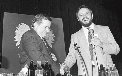 ▲	Kraków 1990. Opozycjonista w trakcie spotkania z Lechem Wałęsą w Nowej Hucie.