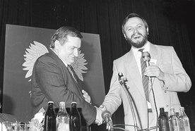 ▲	Kraków 1990. Opozycjonista w trakcie spotkania z Lechem Wałęsą w Nowej Hucie.