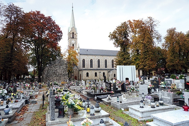 W ubiegłym roku w okolicach uroczystości Wszystkich Świętych z parafialnych nekropolii wywieziono ponad 110 ton śmieci. Był to koszt porównywalny do ceny ogrzewania kościoła w dwóch sezonach. 