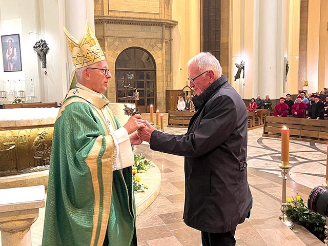 	Statuetka przedstawia sylwetkę św. Jacka Odrowąża, patrona archidiecezji.