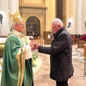 	Statuetka przedstawia sylwetkę św. Jacka Odrowąża, patrona archidiecezji.