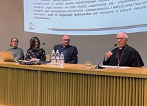 	Od prawej: abp Wiktor Skworc oraz członkowie zespołu ds. koordynacji prac synodalnych: ks. dr Roman Chromy, red. Dominika Szczawińska-Ziemba i Barbara Cichorska.