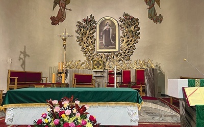 W ołtarzu głównym są obecnie rzeźby autorstwa Zygmunta Brachmańskiego i wizerunek św. Teresy od Dzieciątka Jezus pędzla Feliksa Łatko.