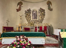 W ołtarzu głównym są obecnie rzeźby autorstwa Zygmunta Brachmańskiego i wizerunek św. Teresy od Dzieciątka Jezus pędzla Feliksa Łatko.