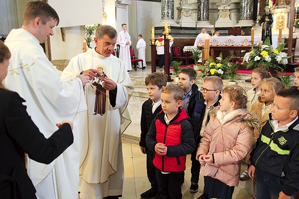 ▲	O. Zdzisław Tamioła każdemu nałożył krzyżyk.