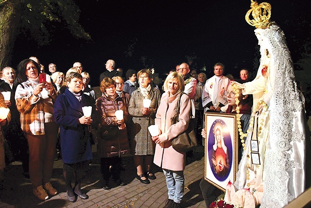 ▲	Prrzemarsz zakończył się pod krzyżem na cmentarzu  przy kościele pw. św. Maksymiliana Kolbego. 