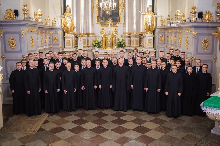 Wspólnota, która kroczy za Chrystusem drogą powołania. 