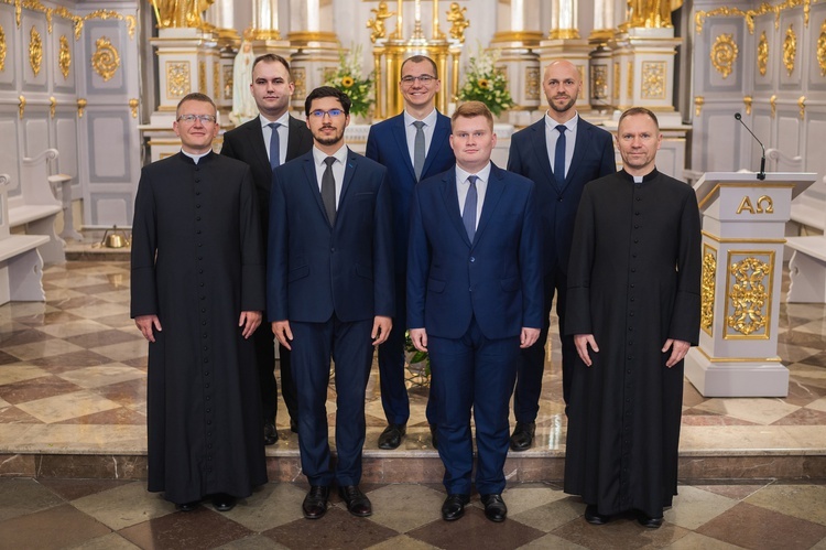 Alumni lubelskiego seminarium ze swoimi formatorami