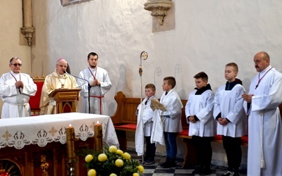 Bp Marek Mendyk w czasie sprawowania Mszy św.