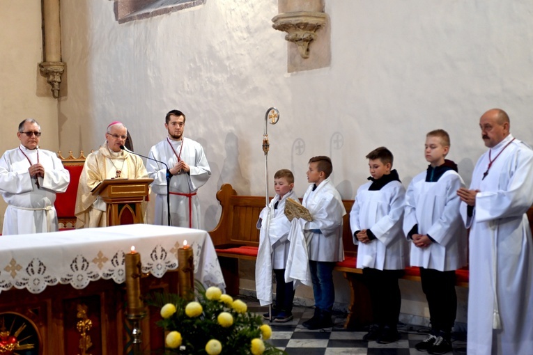 Bp Marek Mendyk w czasie sprawowania Mszy św.