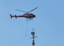 Prace z użyciem helikoptera na wieży Jasnej Góry