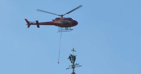 Prace z użyciem helikoptera na wieży Jasnej Góry