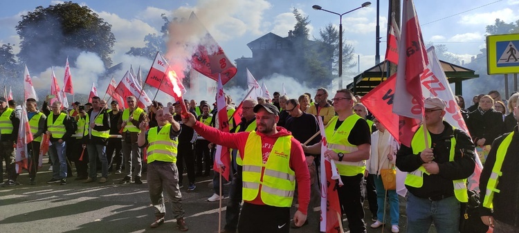 Ruda Śląska. Protestowali pracownicy Huty Pokój