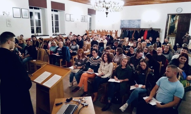 Centrum formuje ludzi świeckich. 