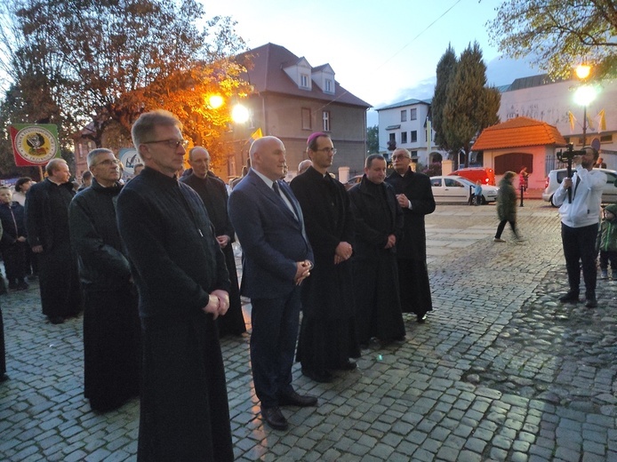 Uroczystości jadwiżańskie 2022. Pielgrzymka trzebniczan i młodzieży duchownej