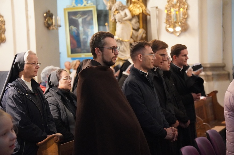 Uroczystości jadwiżańskie 2022. Pielgrzymka trzebniczan i młodzieży duchownej
