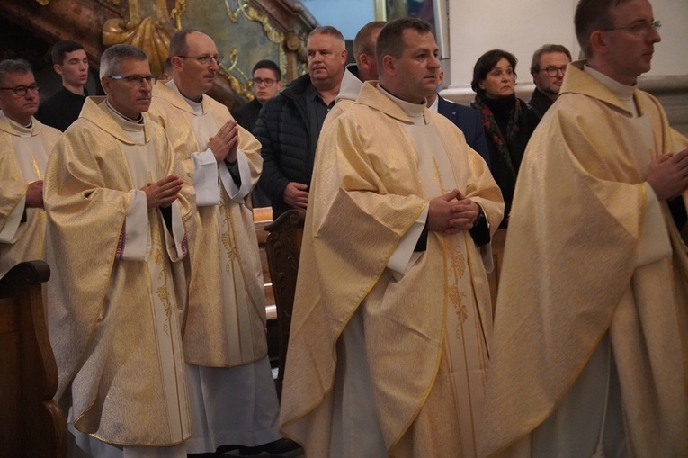 Uroczystości jadwiżańskie 2022. Pielgrzymka trzebniczan i młodzieży duchownej