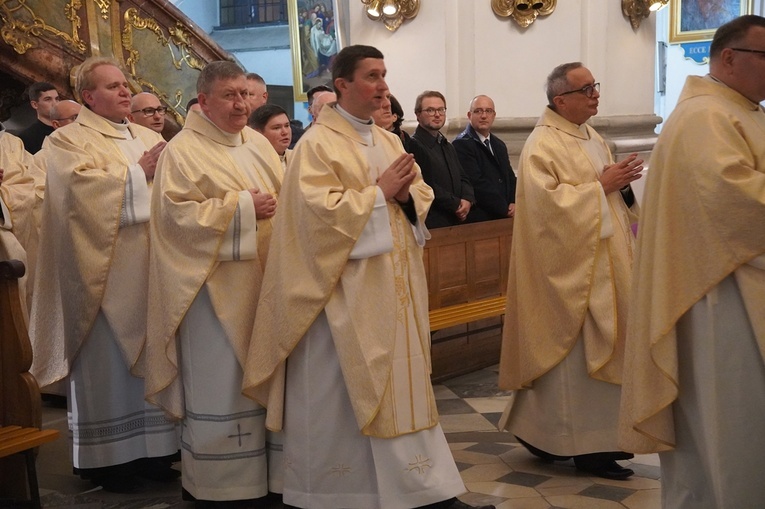 Uroczystości jadwiżańskie 2022. Pielgrzymka trzebniczan i młodzieży duchownej