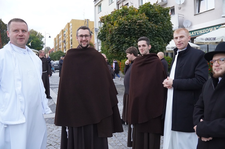 Uroczystości jadwiżańskie 2022. Pielgrzymka trzebniczan i młodzieży duchownej