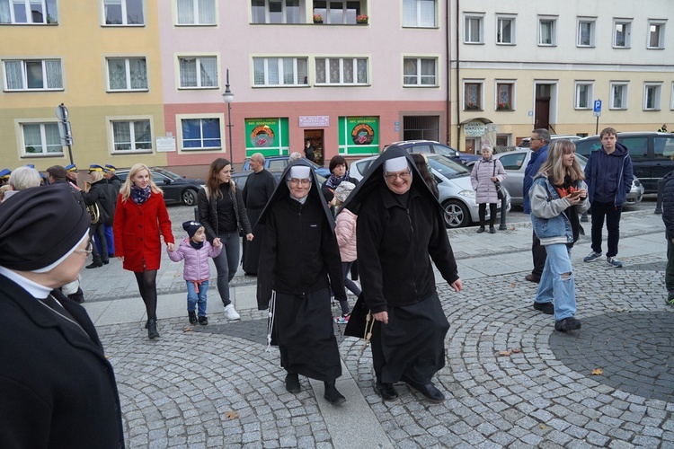 Uroczystości jadwiżańskie 2022. Pielgrzymka trzebniczan i młodzieży duchownej