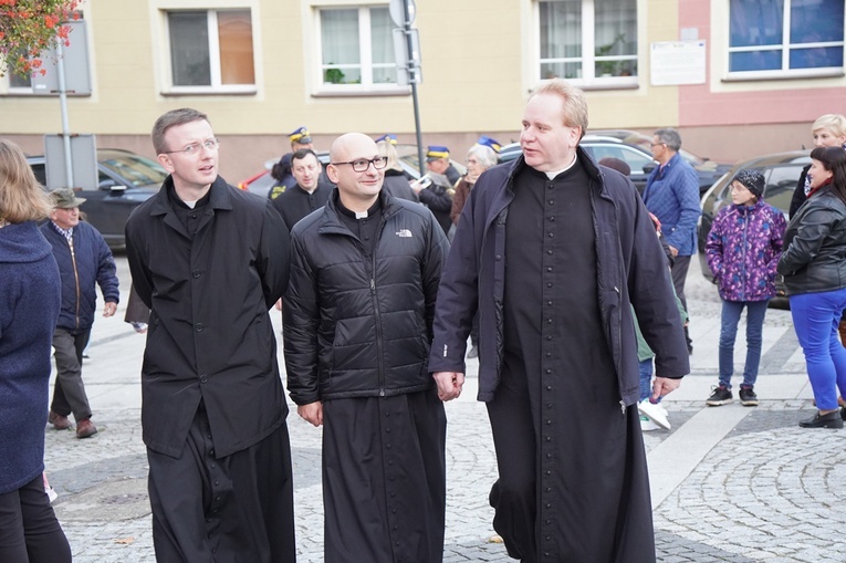 Uroczystości jadwiżańskie 2022. Pielgrzymka trzebniczan i młodzieży duchownej