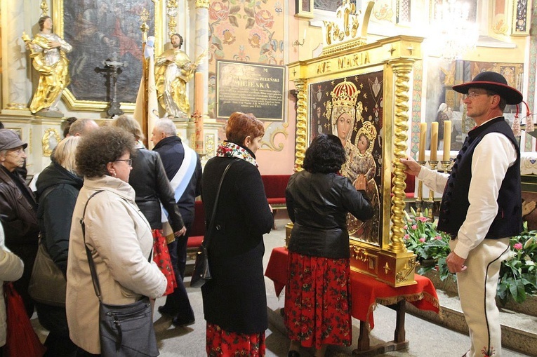 Uczestnicy czuwania fatimskiego w Rychwałdzie przy noszonej w procesji kopii ikony Pani Ziemi Żywieckiej.