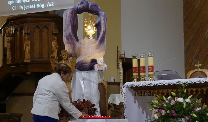 Podczas adoracji każdy z rodziców mógł zapalić światełko pamięci dla swojego dziecka i ustawić je przy Najświętszym Sakramencie.