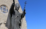 Pomnik Jana Pawła II przed limanowską bazyliką.