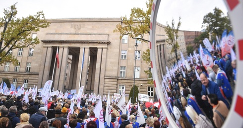 Zakończyła się pikieta ZNP przed siedzibą MEiN 