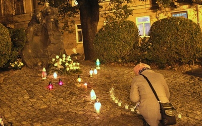 Tego dnia pod pomnikiem Maryi Matki Życia płonie wiele zniczy. 