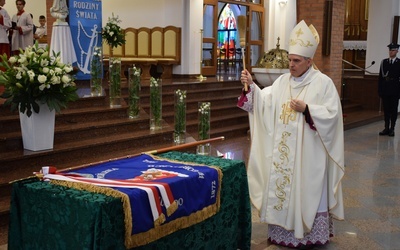 Biskup ordynariusz poświęcił nowy sztandar jednostki.