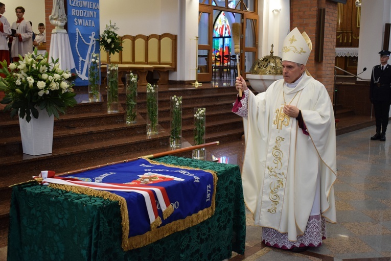 Biskup ordynariusz poświęcił nowy sztandar jednostki.