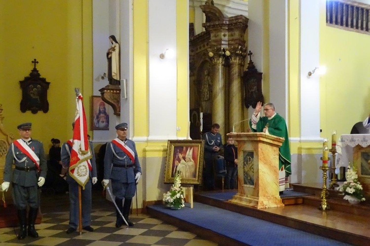 Tablica poświęcona św. Janowi Pawłowi II na wschowskiej farze