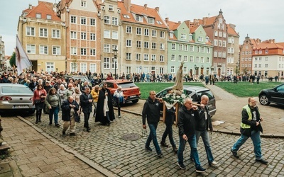 Modlitewny przemarsz wpisał się w organizowane tego dnia w całym kraju Procesje Różańcowe za Polskę.