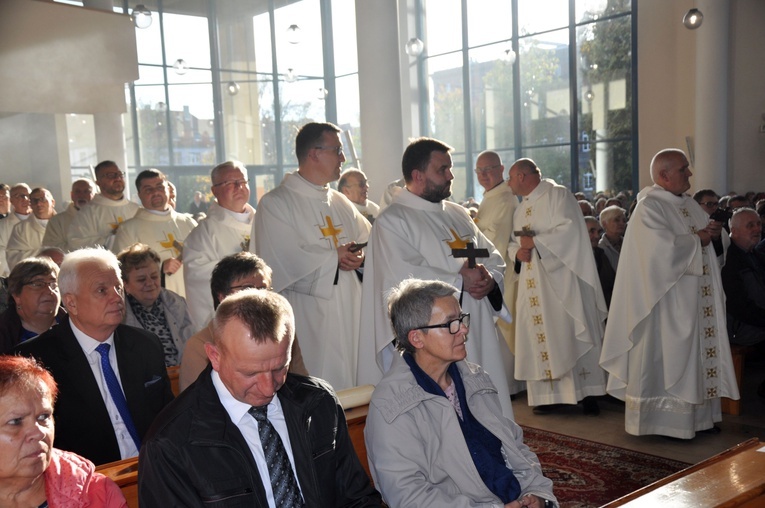 Dyplomy i jubileuszowe krzyże ołtarzowe dla dekanatów Łany, Niemodlin i Prudnik