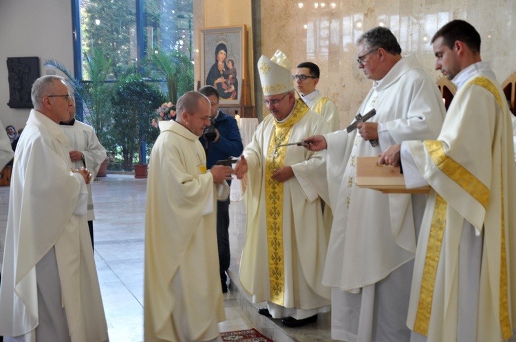 Dyplomy i jubileuszowe krzyże ołtarzowe dla dekanatów Łany, Niemodlin i Prudnik