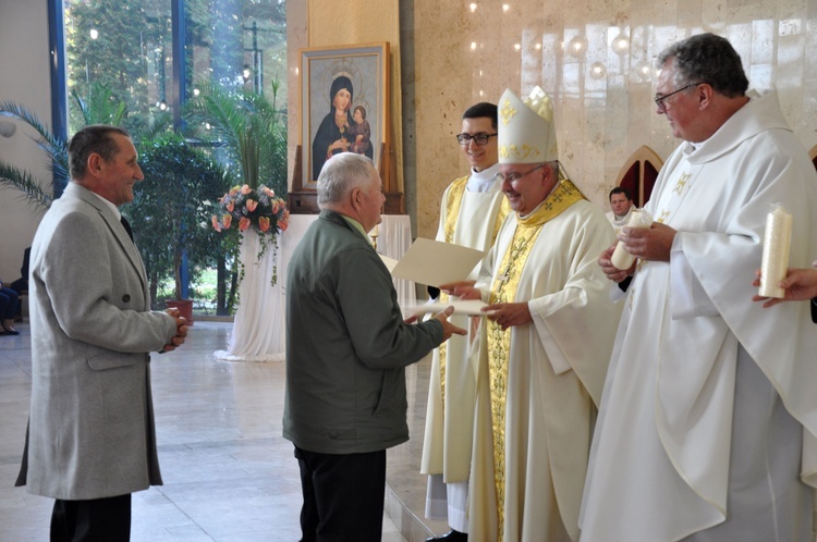 Dyplomy i jubileuszowe krzyże ołtarzowe dla dekanatów Łany, Niemodlin i Prudnik